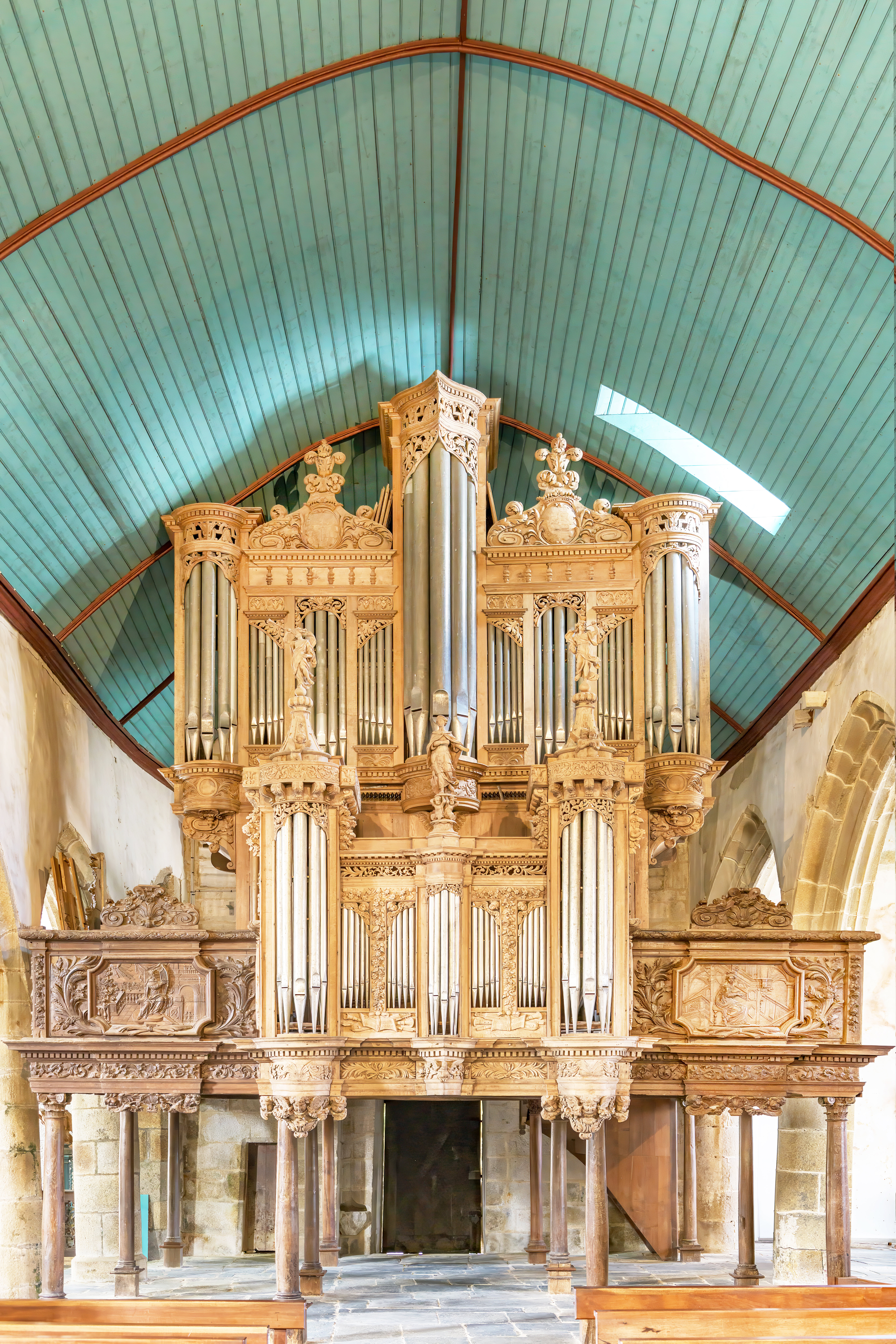Die Orgel der Église Guimiliau in Finistère in der Bretagne.