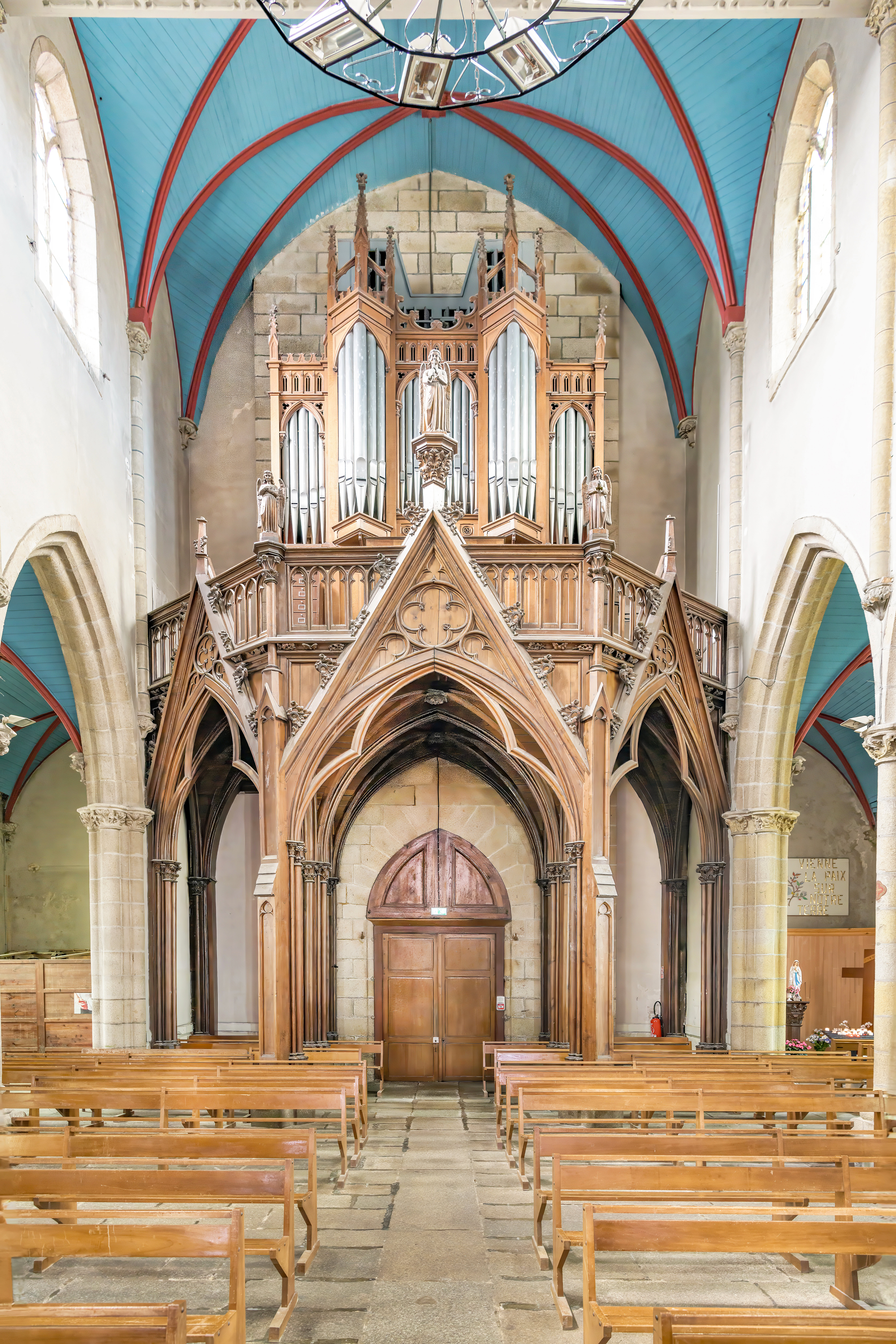 Die Orgel in der Église Saint-Pierre de Plougar.